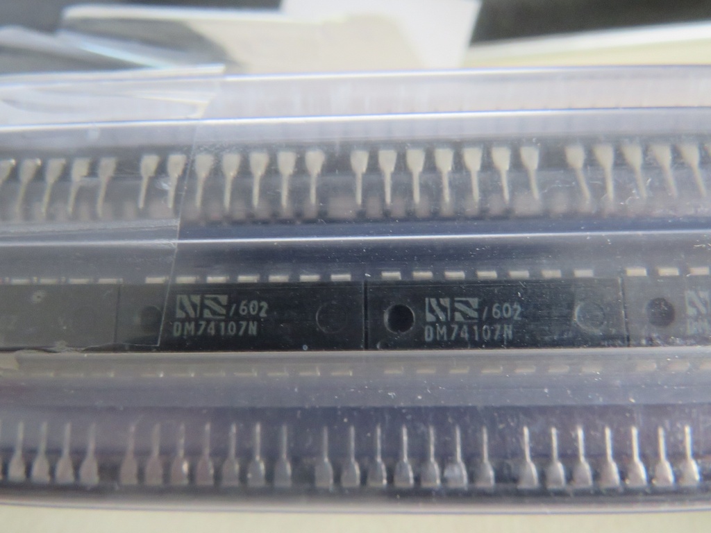 DM74107N